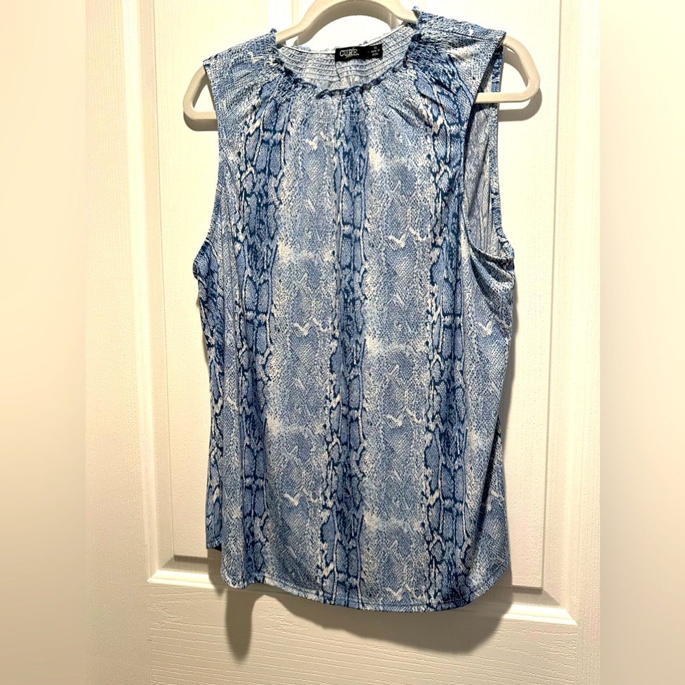 Women’s lightweight sleeveless top. Size XLarge.
